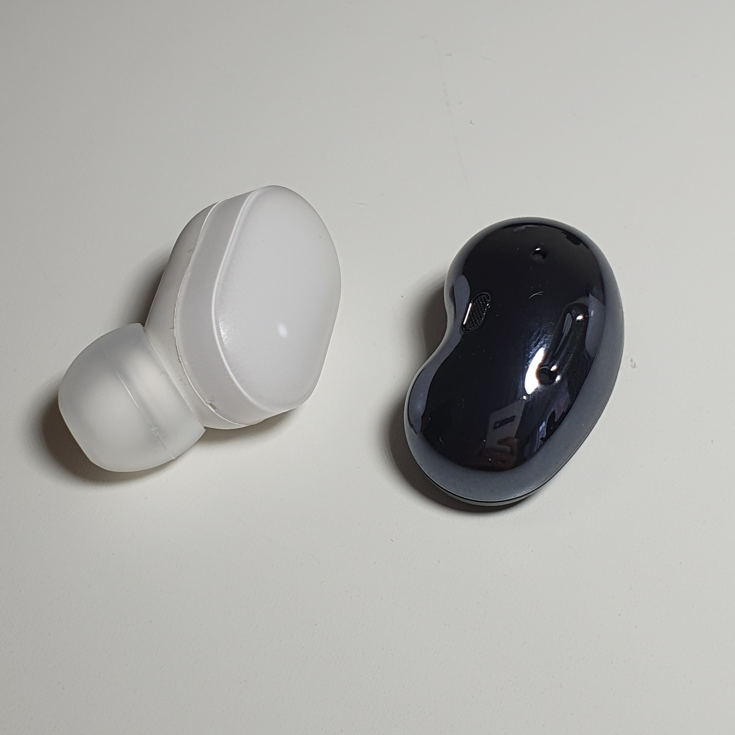 Galaxy Buds Live ir Xiaomi Mi True Wireless earbuds