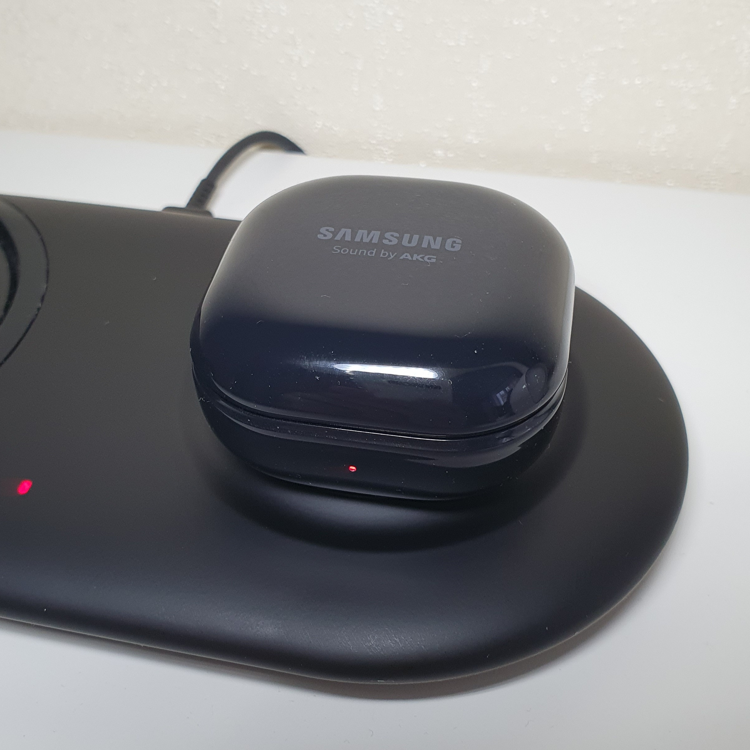 Galaxy Buds Live bevielis įkrovimas